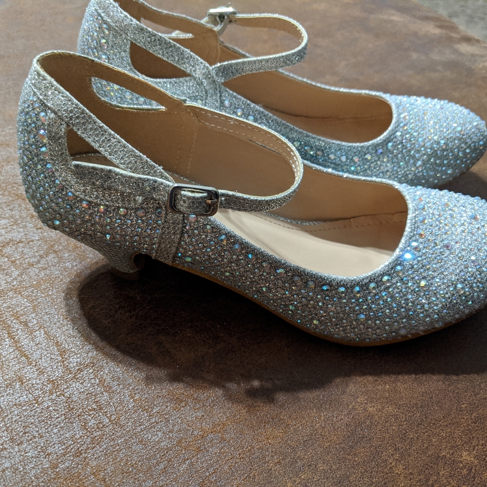 Girls size 4 sparkly dress shoes